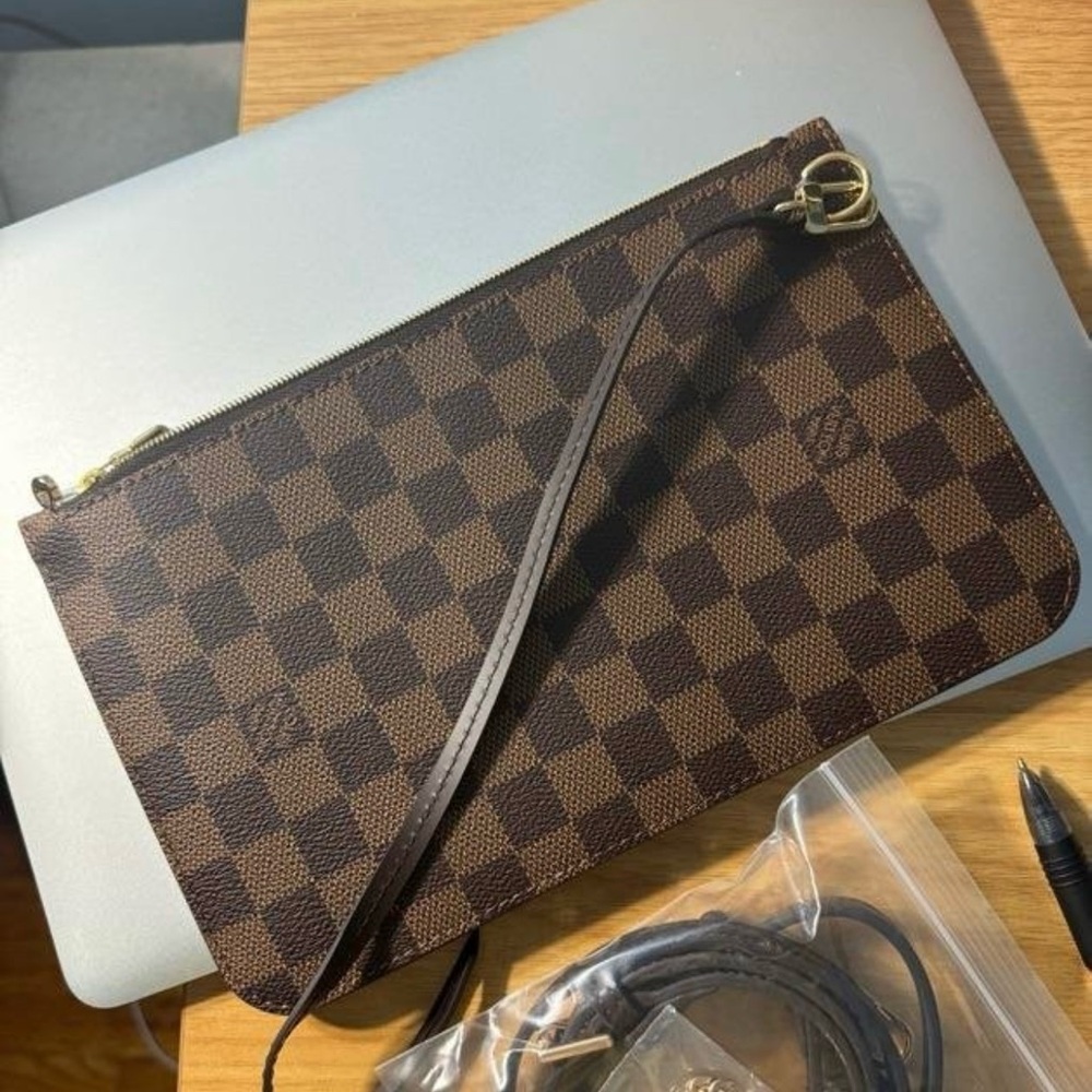 Louis Vuitton never full wristlet